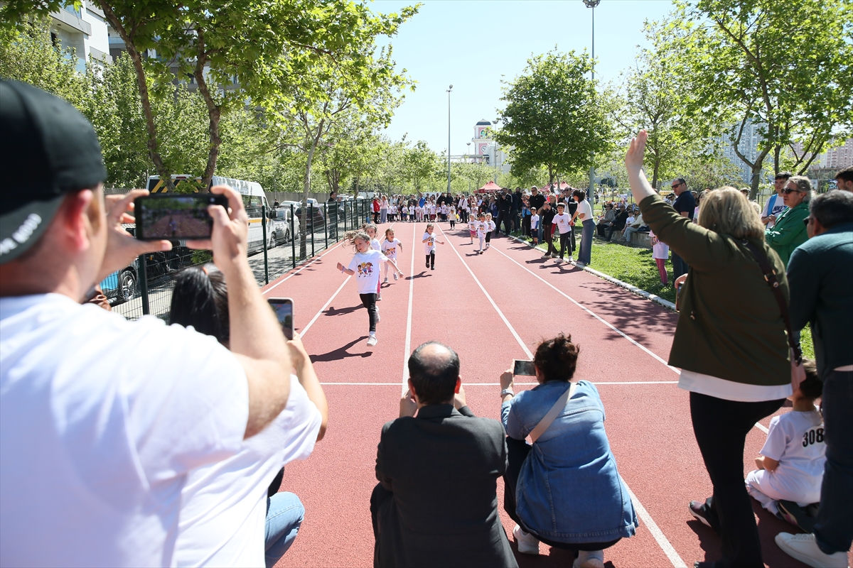 AA-20260419-41151608-41151604-IZMIRDE_COCUKLAR_KOSAMAYAN_ARKADASLARI_ICIN_KOSTU