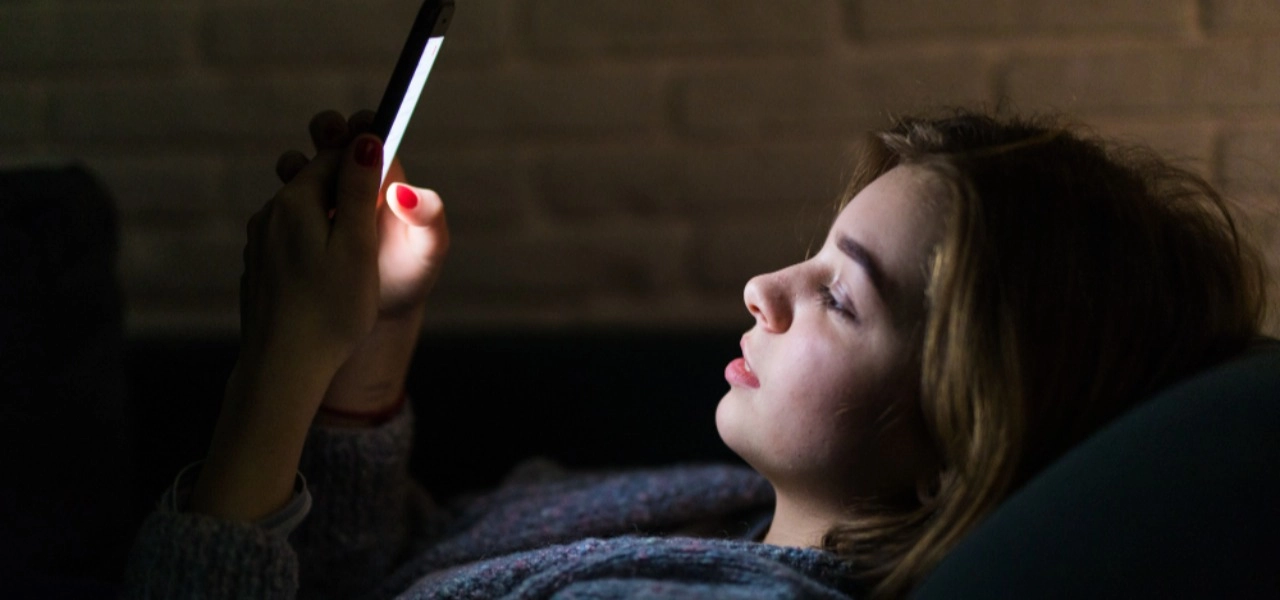 Gece telefona bakanlara uyarı: Melatonin ciddi şekilde azalıyor