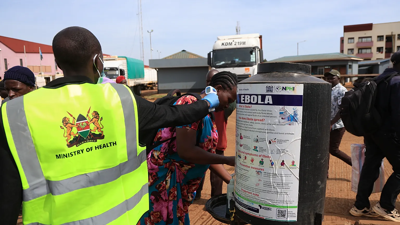 Ebola salgını yayılıyor: Uganda'dan seyahat kısıtlaması